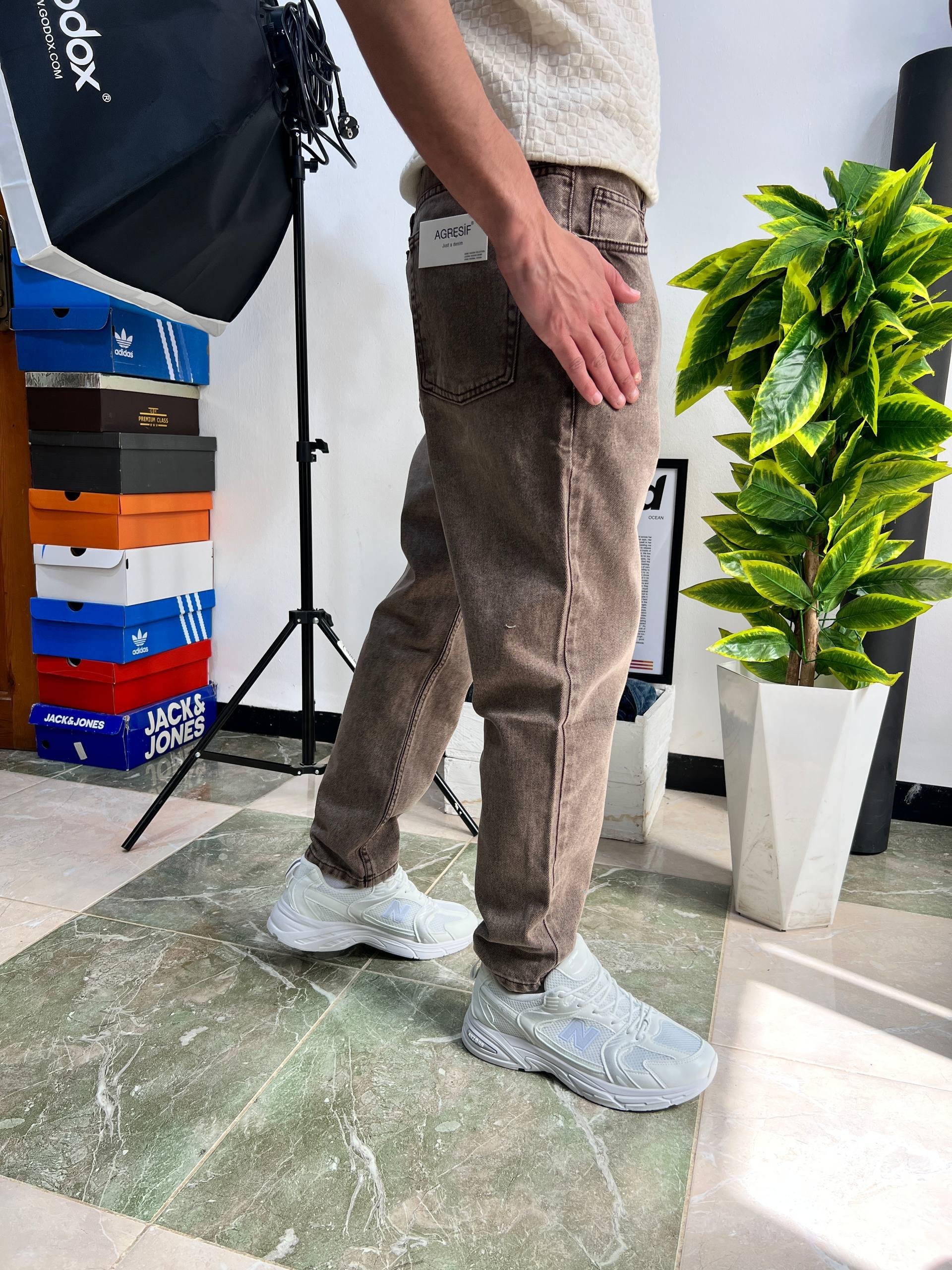 Boyfriend jeans cafe